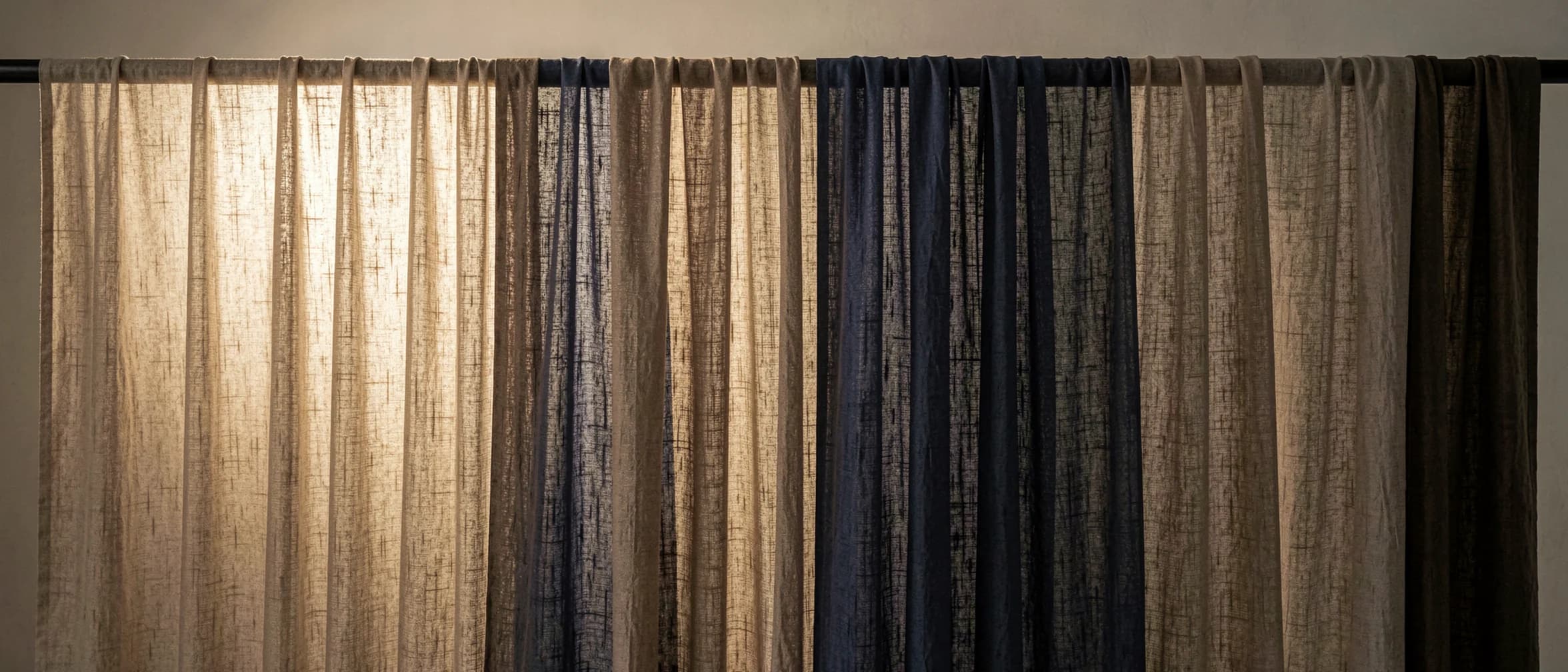Hangende banen geweven stof met warm tegenlicht