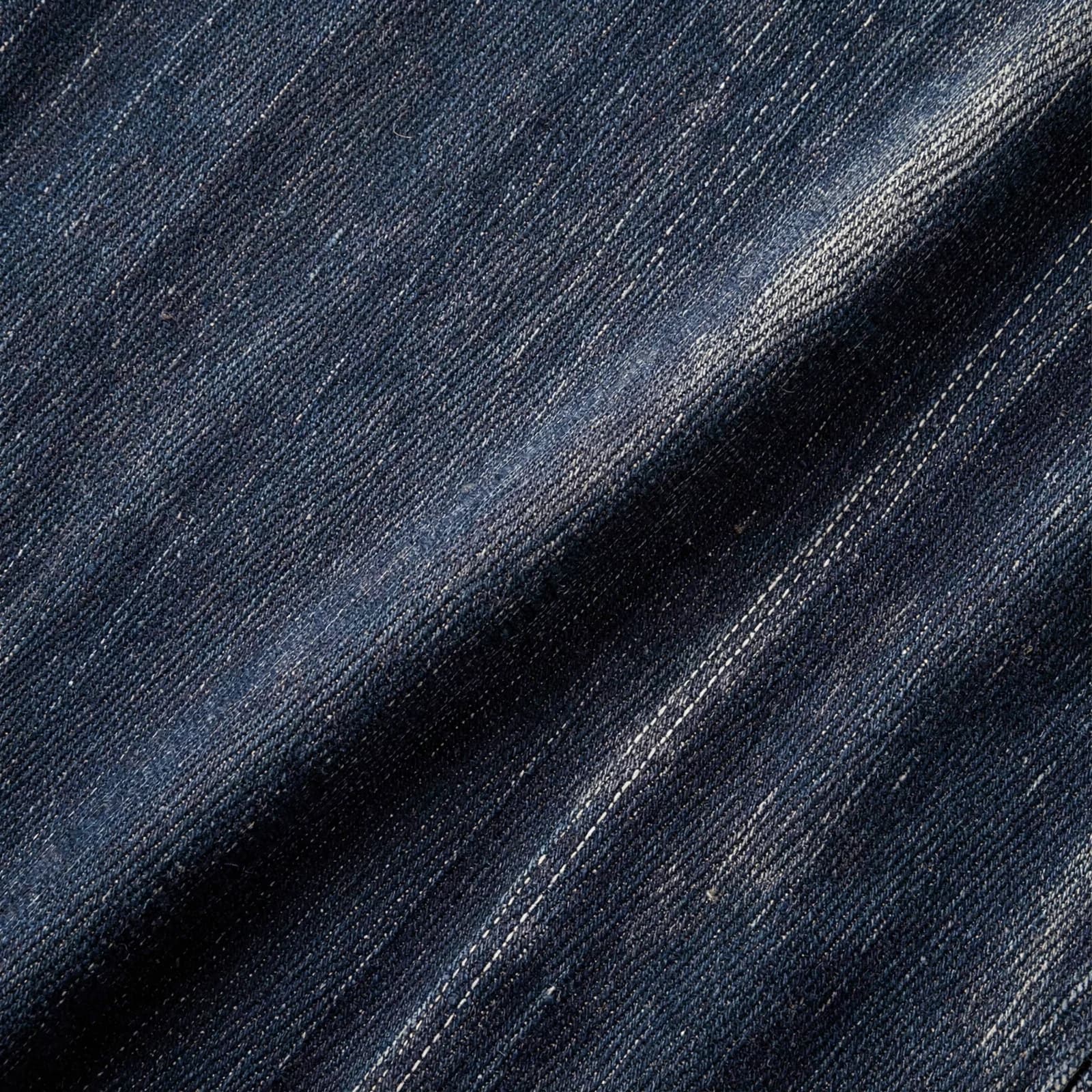 Diagonale keperbinding van indigoblauwe denim van dichtbij