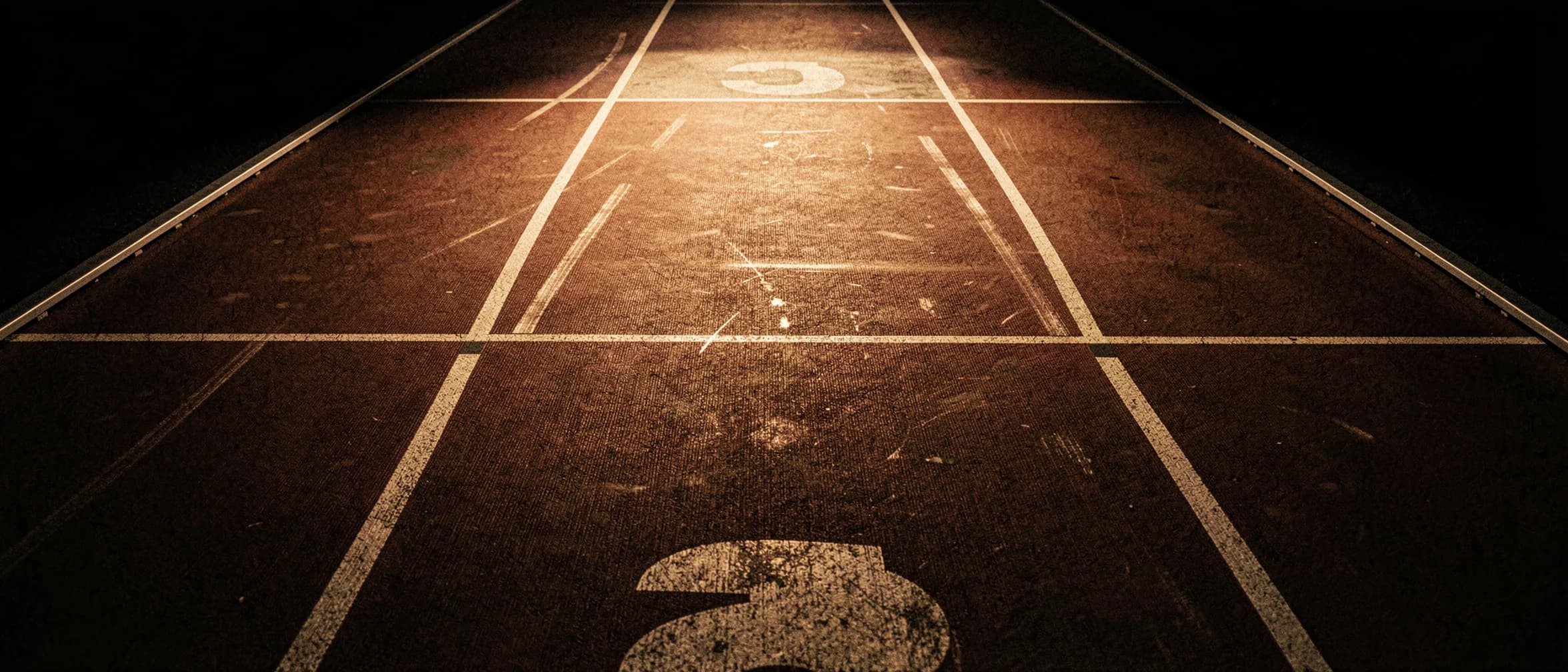 Baanlijnen van een atletiekbaan recht van boven gezien