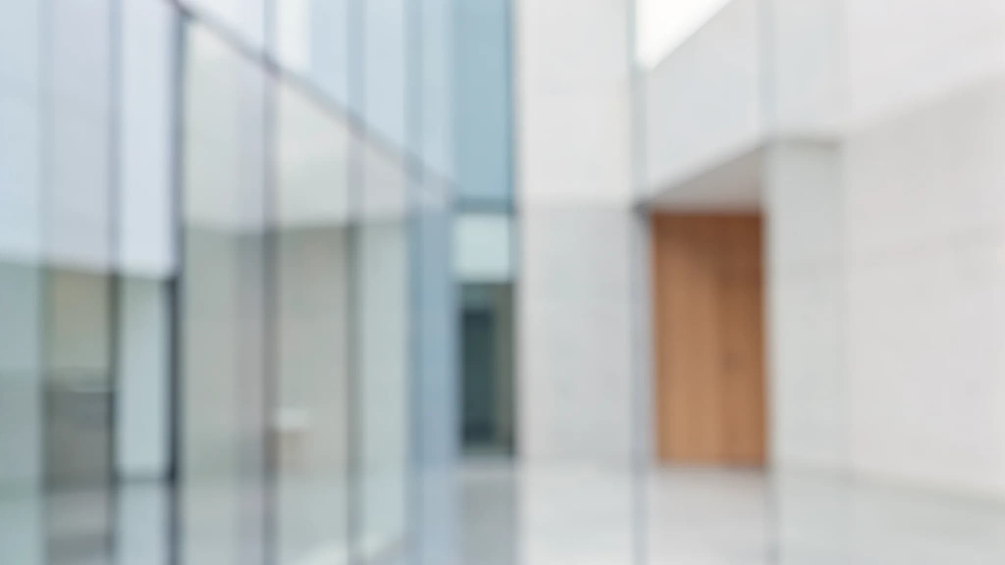 Onscherpe glasgevel in zachte grijstinten en blauw