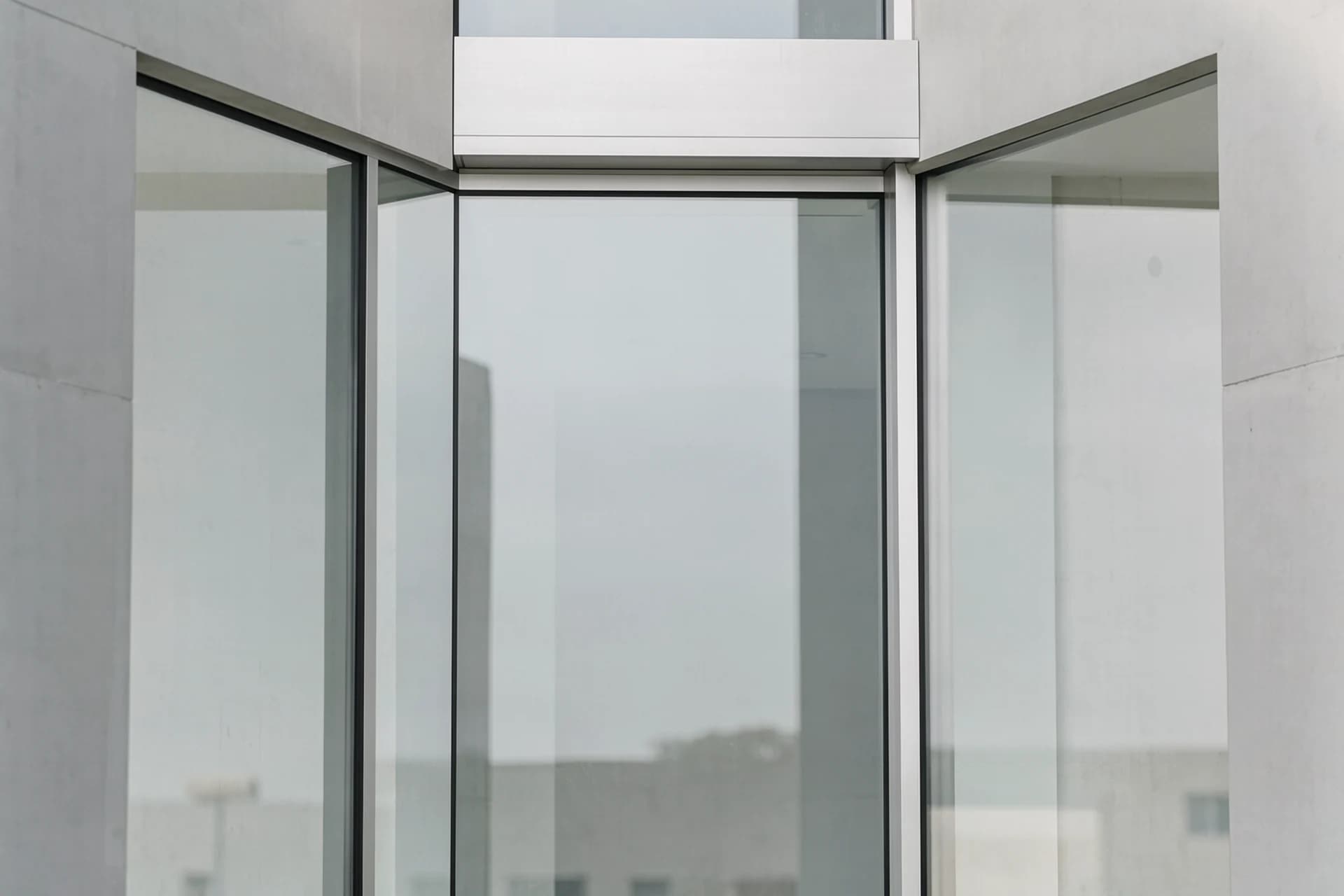 Glazen vliesgevelknooppunt met slank aluminium tussenkalf