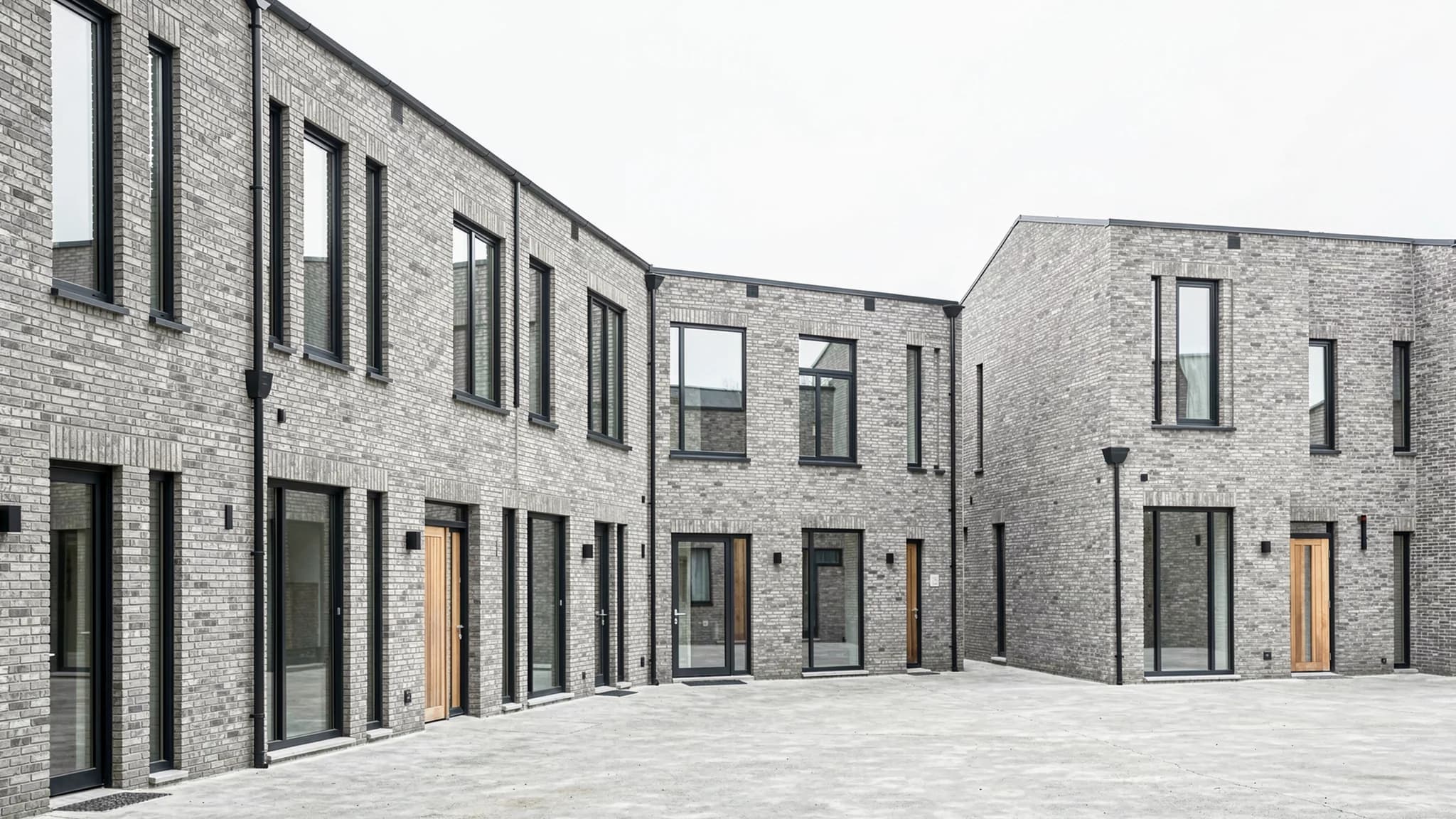 Rij nieuwbouw herenhuizen met donkere raamkaders