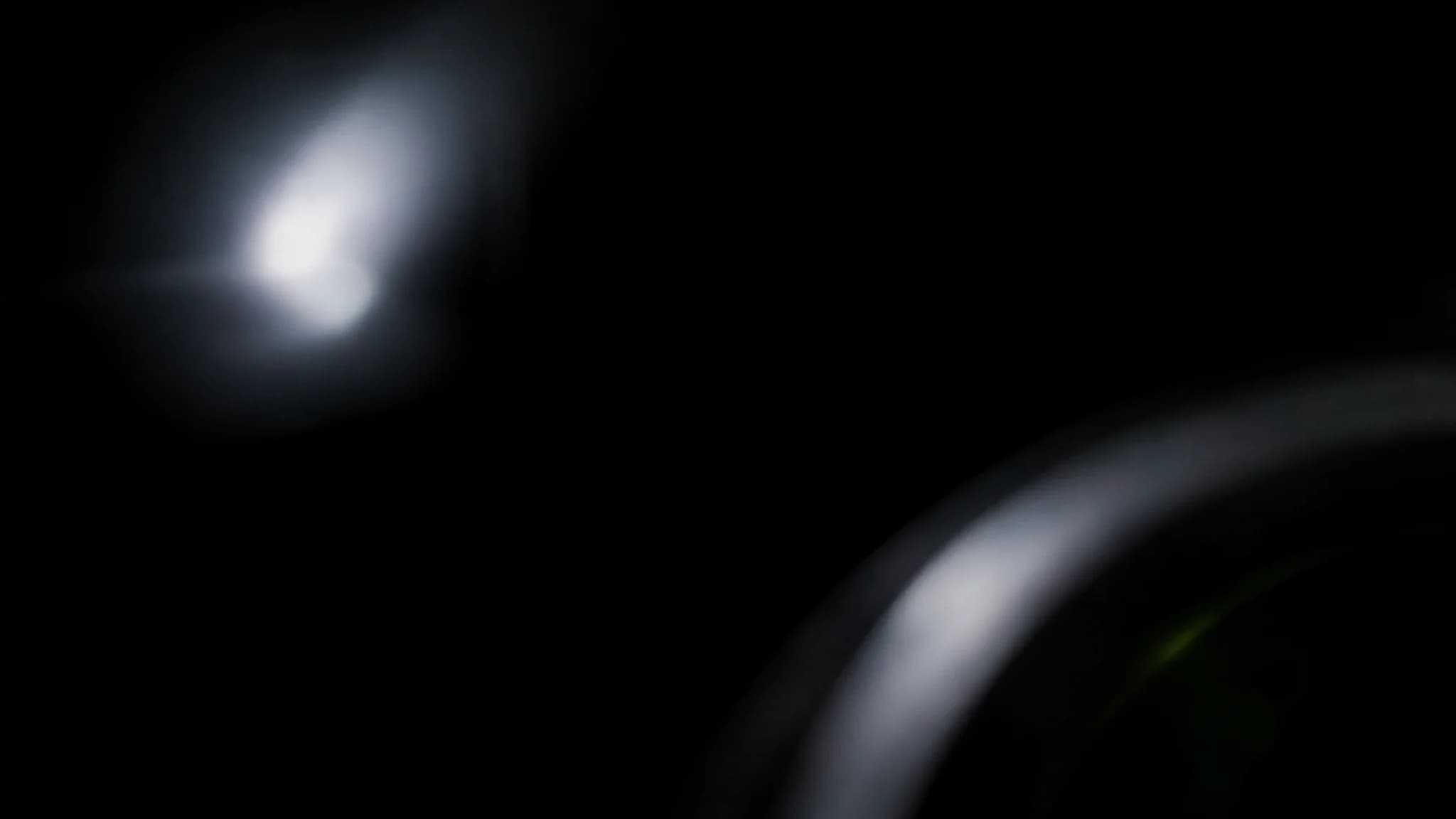 Donkere achtergrond met zachte kille lichtgloed