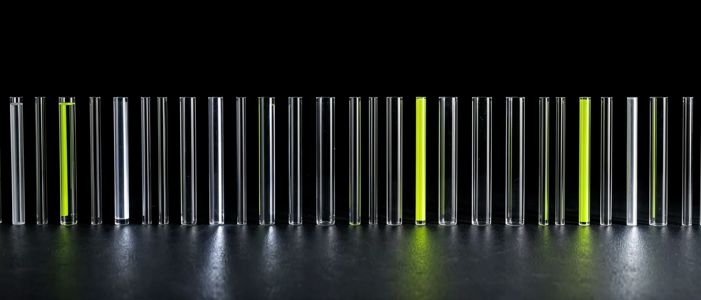 Rij staande glazen staven met koude lichtbreking