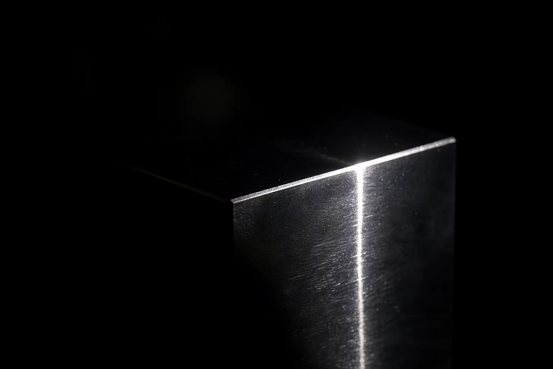 Geanodiseerd aluminium blok met limoengroene verlichte afschuining