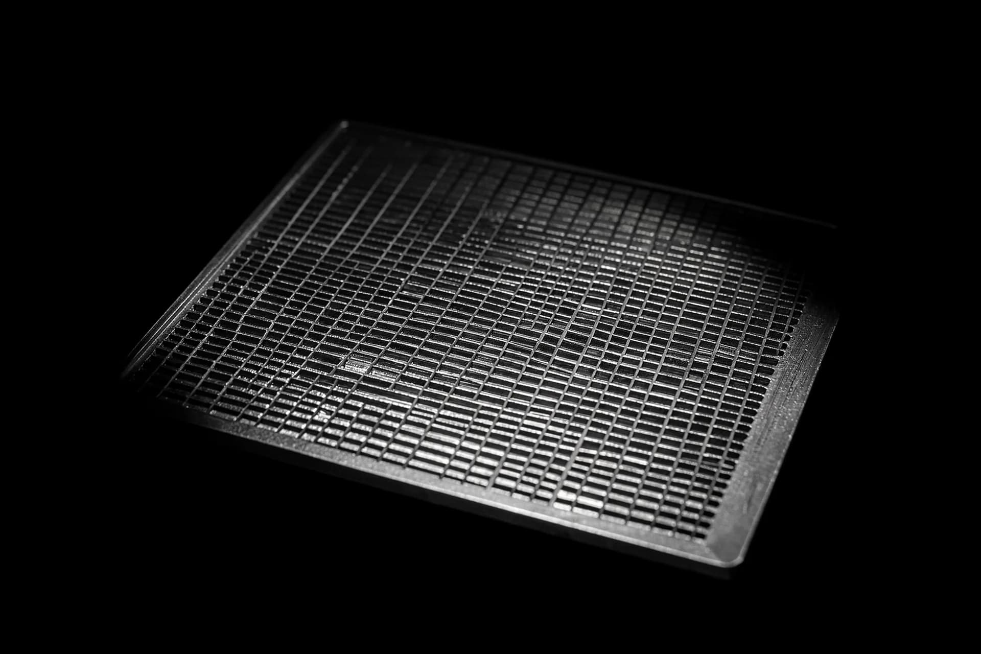 Geëtste metalen plaat met regelmatig microkanalenpatroon