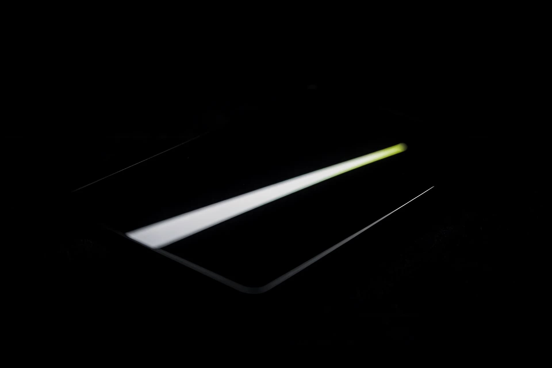 Gepolijste zwarte obsidiaanplaat met langgerekte koude reflectie