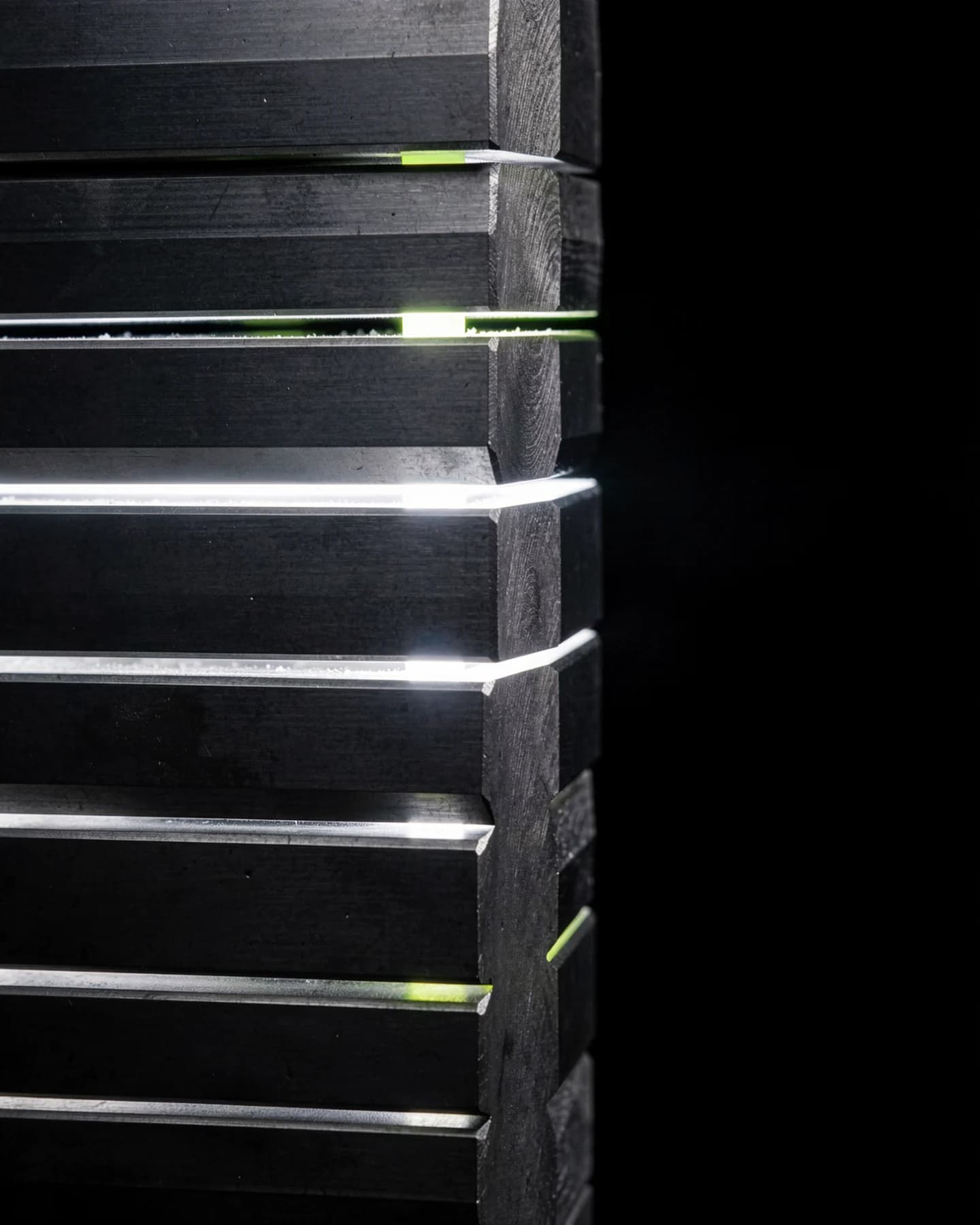 Stapel gefreesde aluminium platen met verlichte tussenruimtes