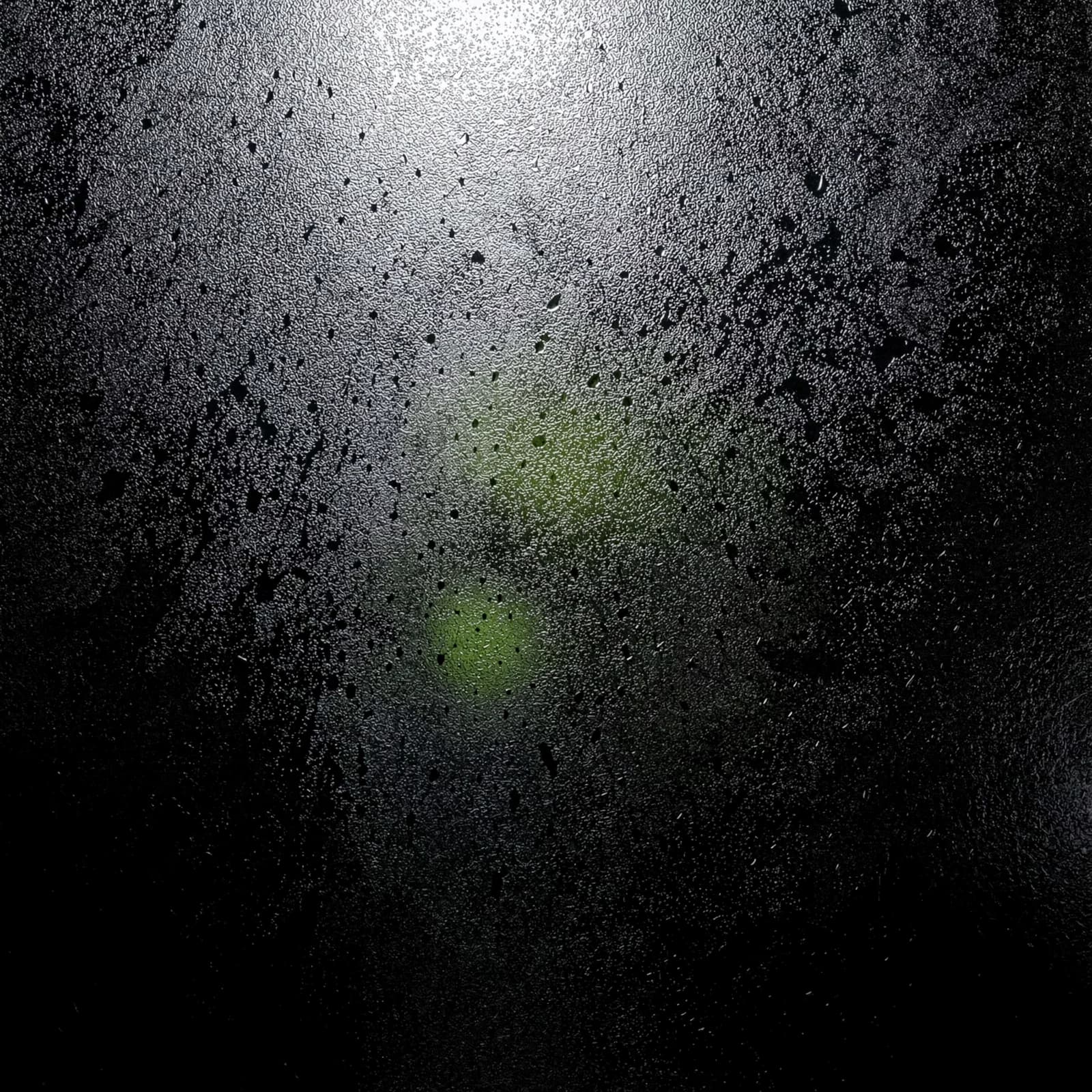 Geëtst matglas met microscopische korrelstructuur en tegenlicht