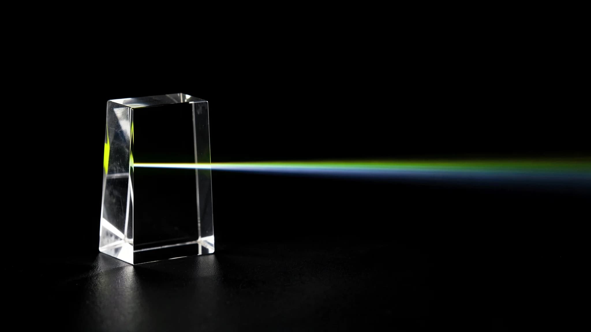 Massief glazen prisma met breking van koud licht
