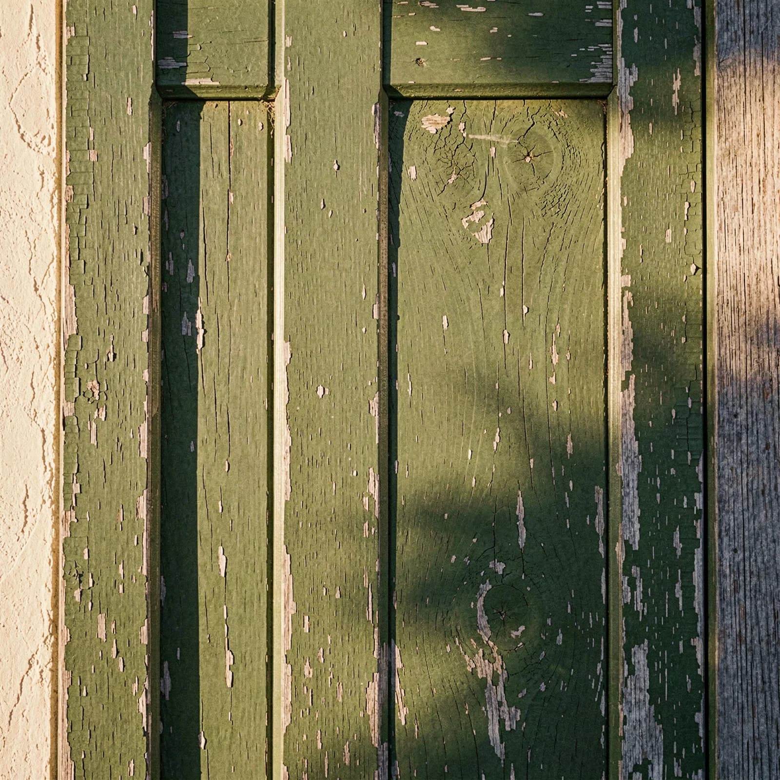 Verweerde groene luikverf met craquelé op hout