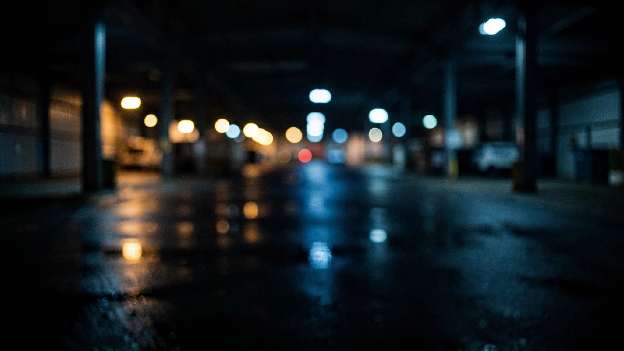 Vervaagde lichtpunten van een distributieterrein in de nacht