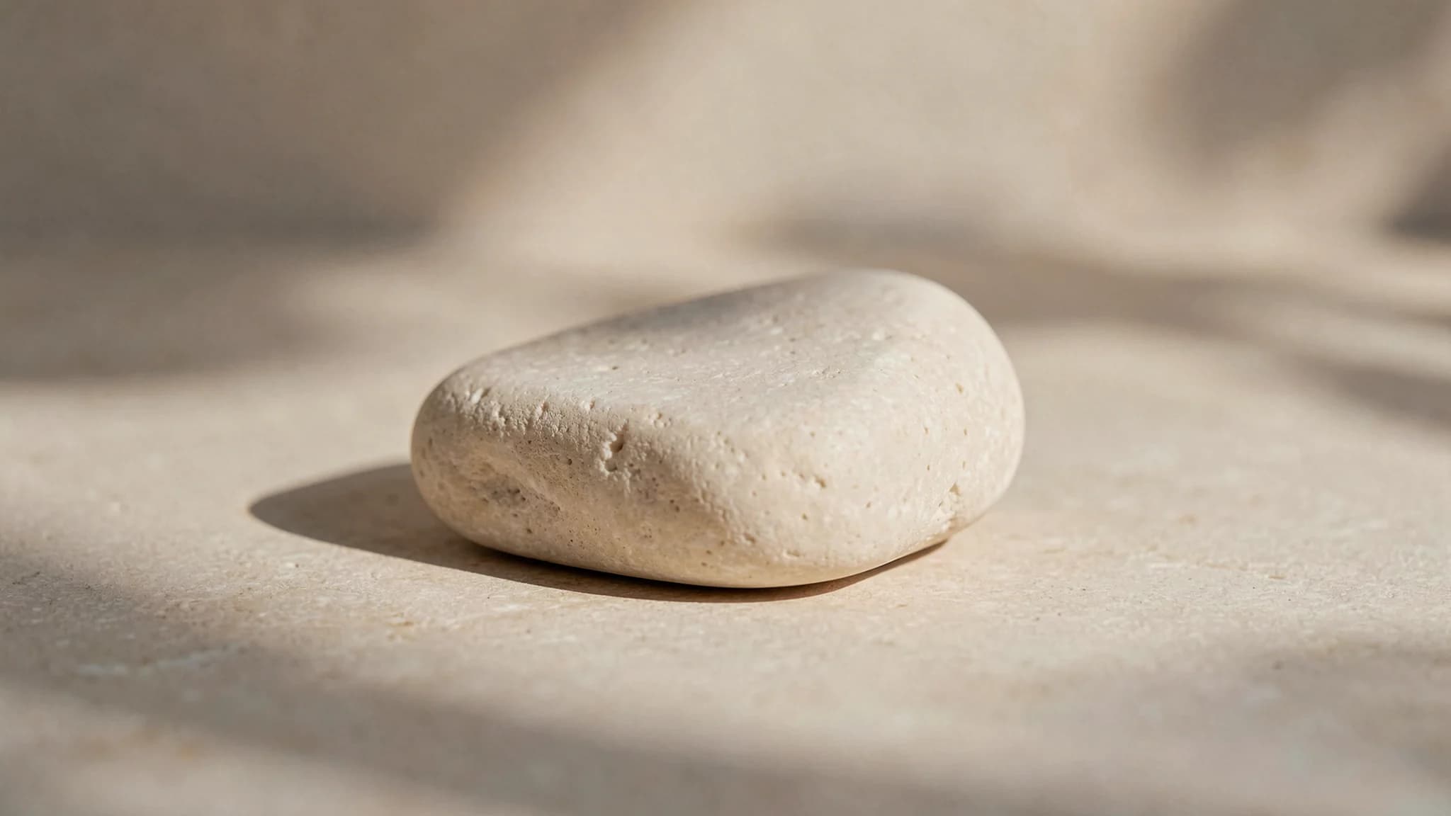 Kaal stenen oppervlak met een vage schaduwval