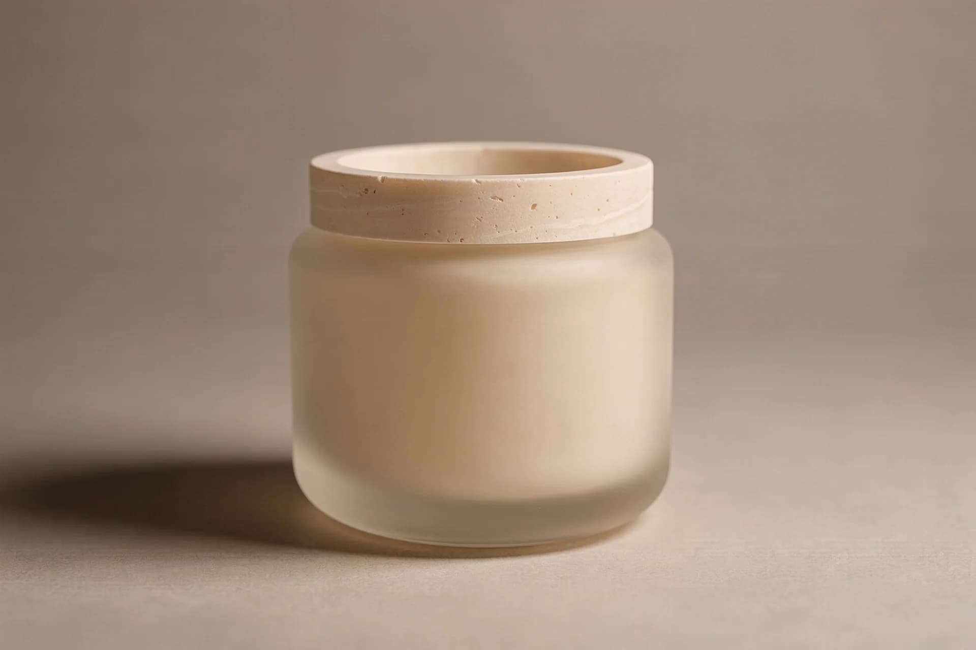 Matglazen pot zonder etiket met zachte lichtspreiding