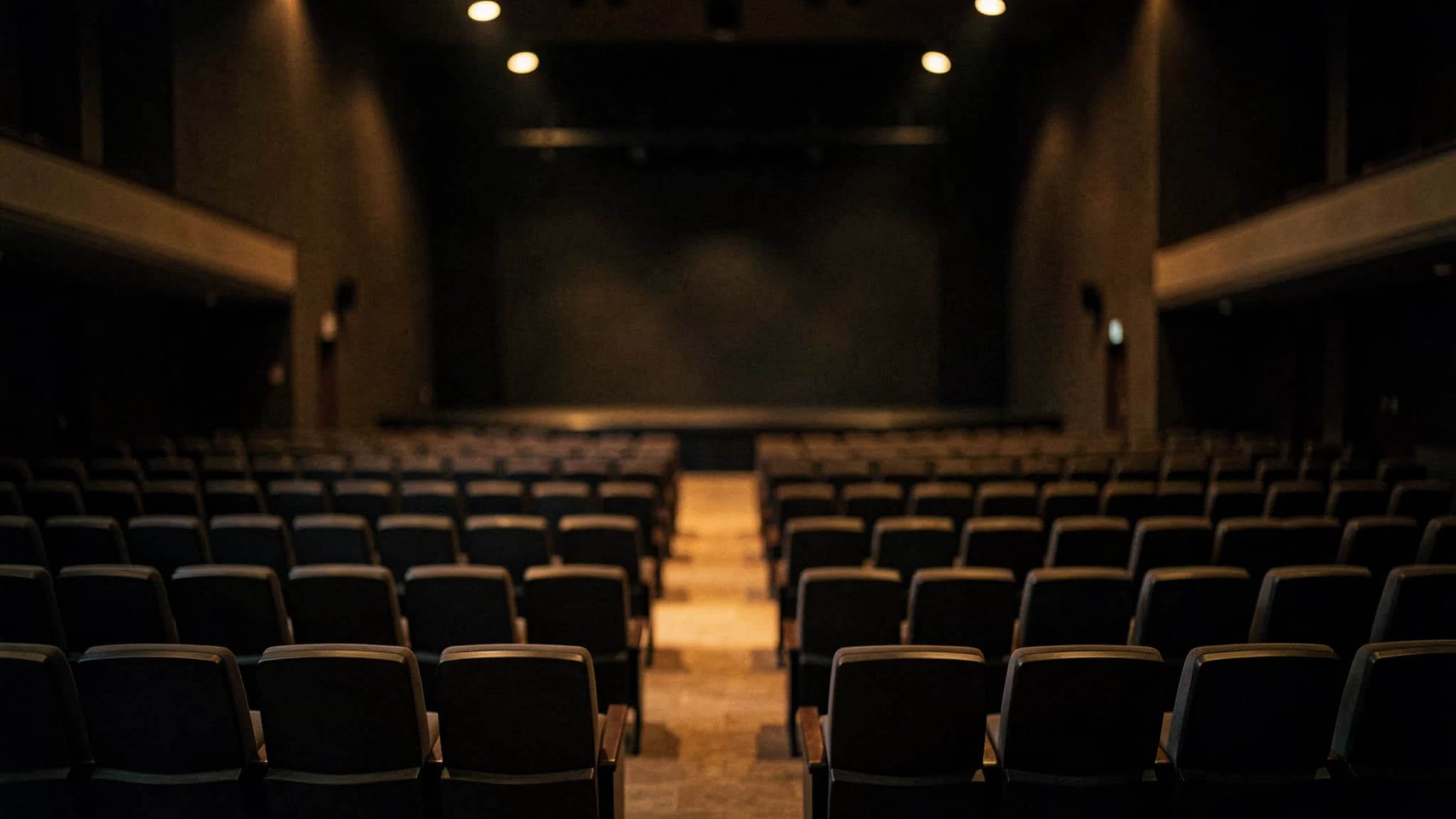 Onscherpe zaal in amber en antraciet