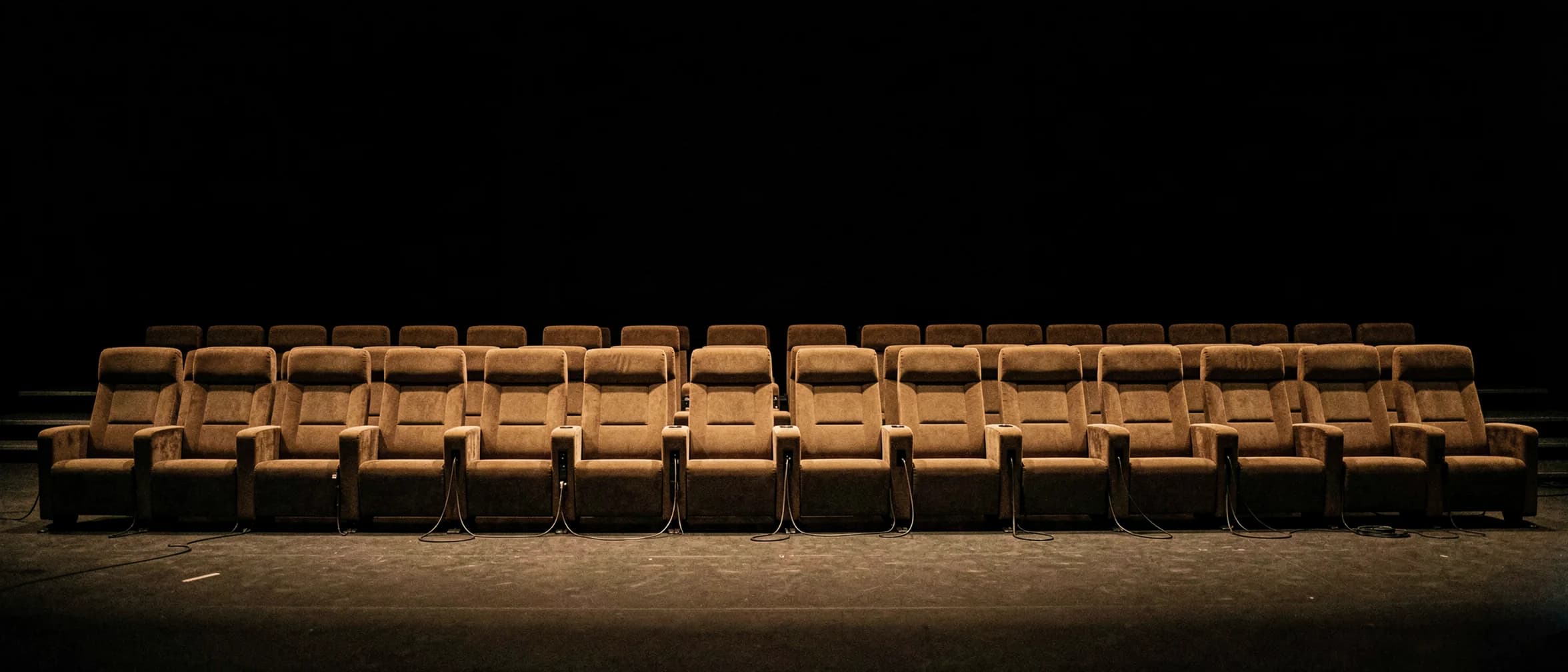 Rij opgeklapte theaterstoelen over de volle breedte