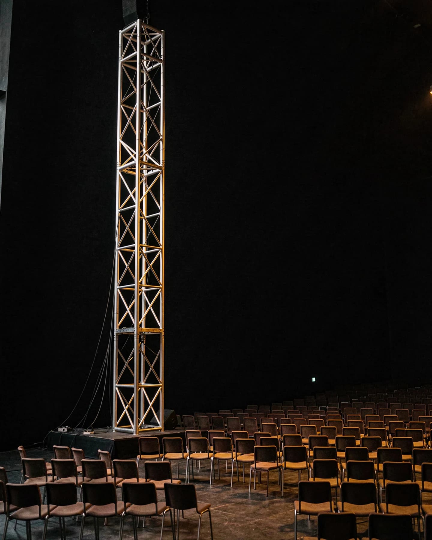 Lichttoren over de volle hoogte tegen zwart
