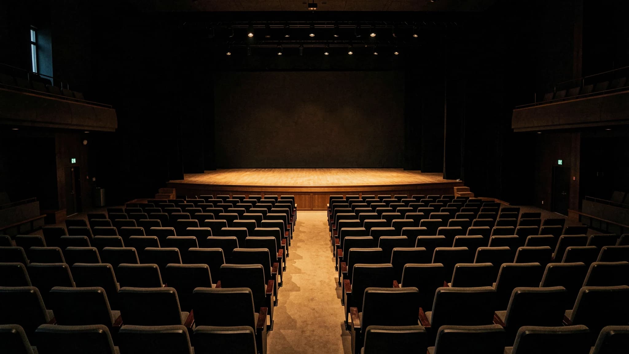 Lege theaterzaal met warm licht op het podium