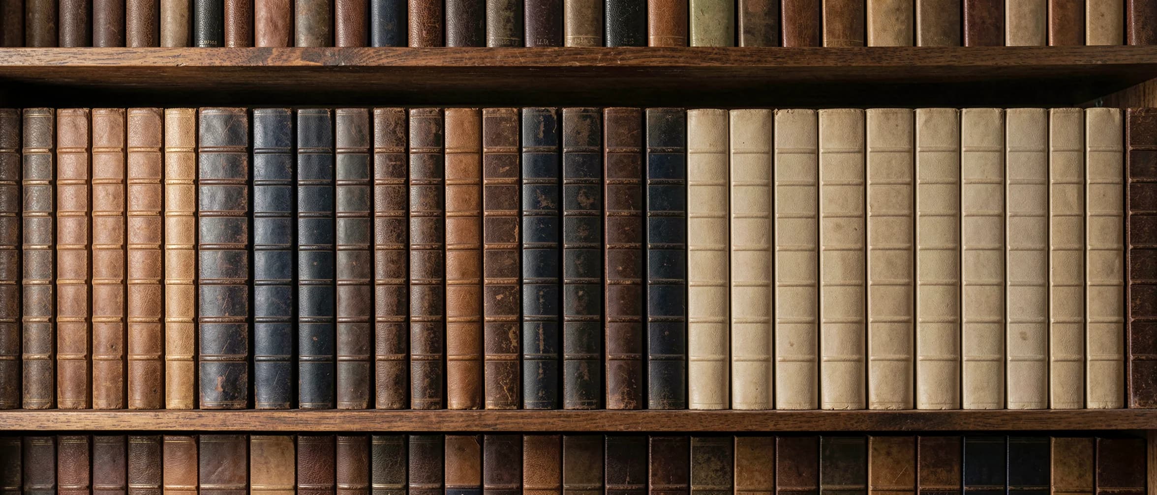 Rij gesloten grootboeken met verouderde blanco ruggen