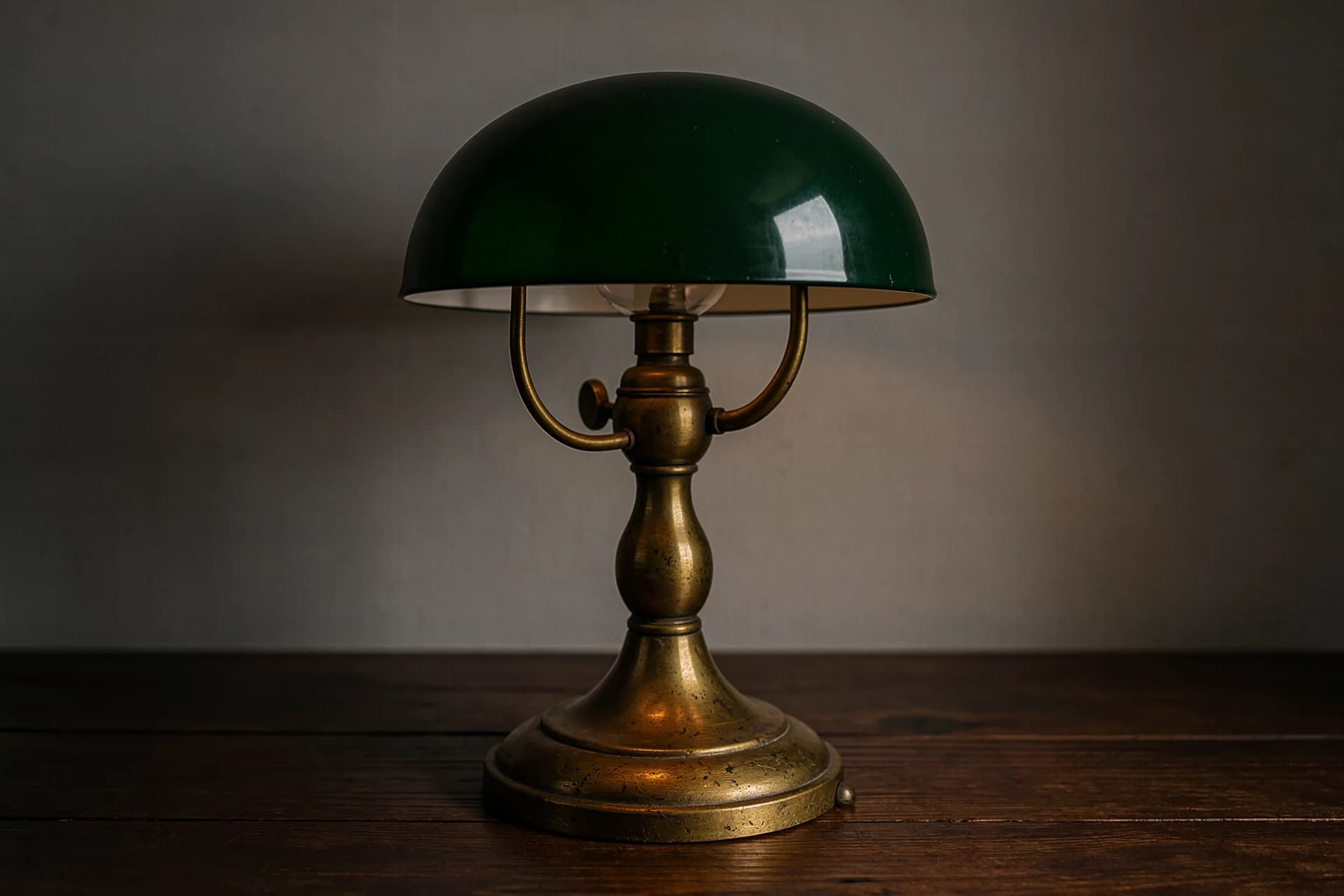 Klassieke messing bankierslamp met groene glazen kap