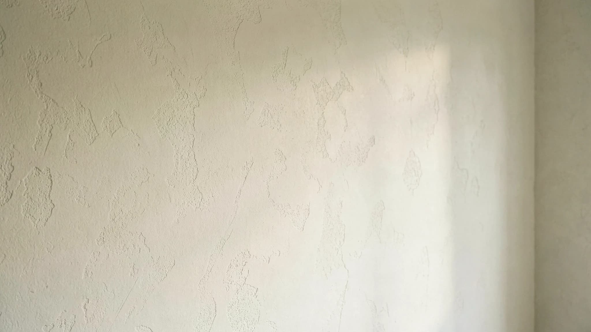Lichte gestuukte wand met zacht lichtverloop