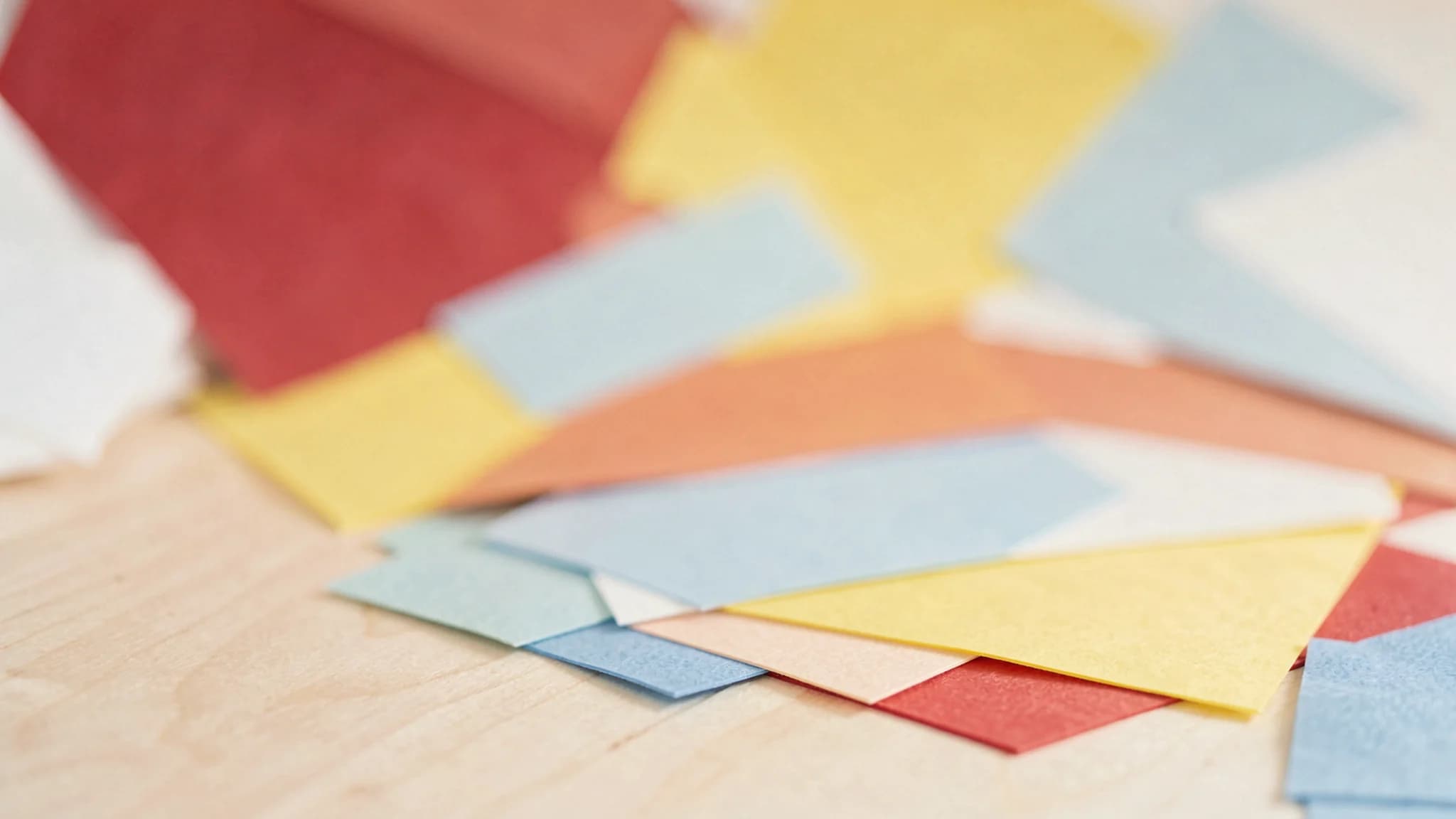Zacht vervagend knutselpapier in overlappende pastelkleuren