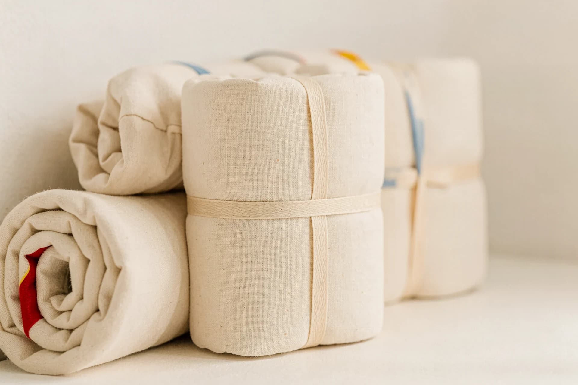 Opgerolde canvas slaapmatjes met katoenen linten gebonden