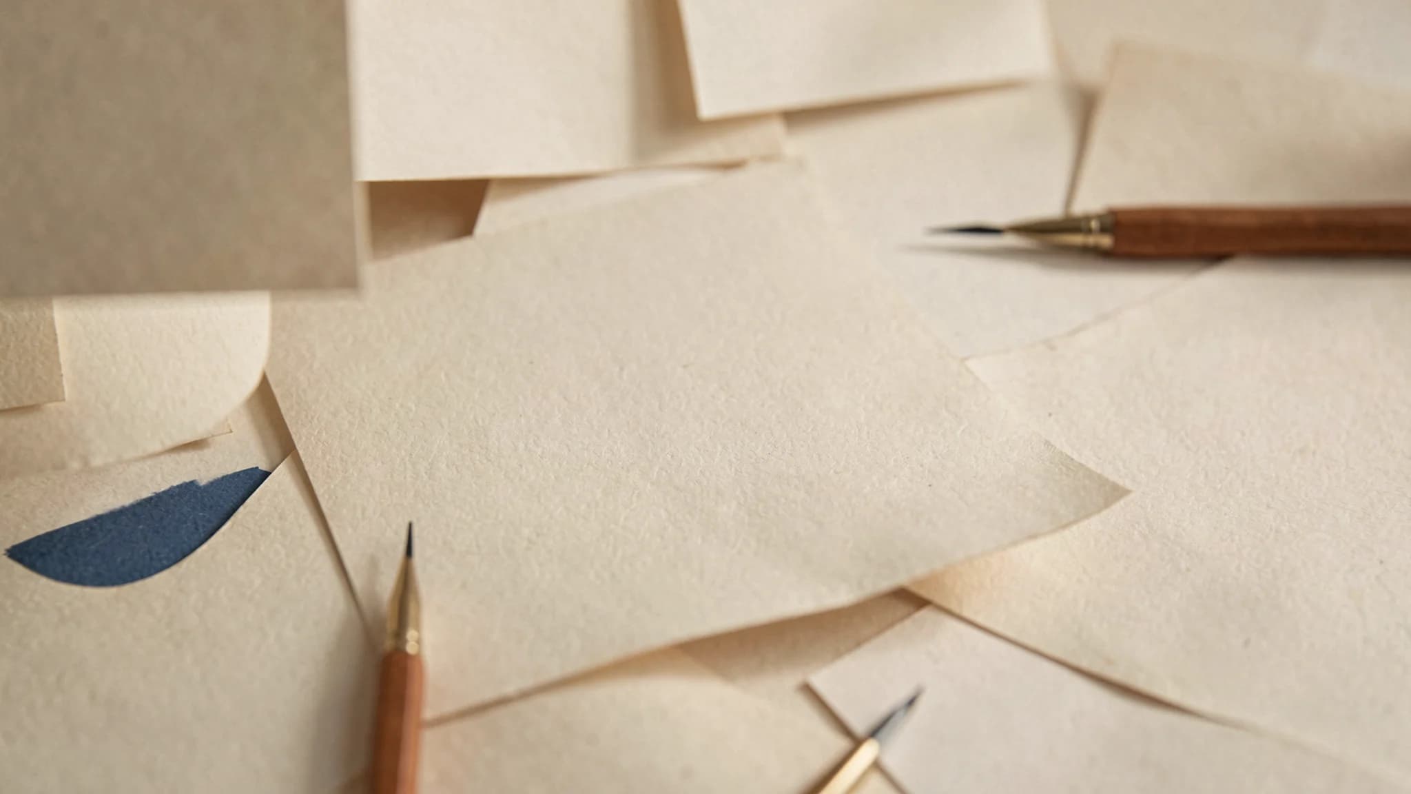 Onscherpe achtergrond van opgehangen vellen papier