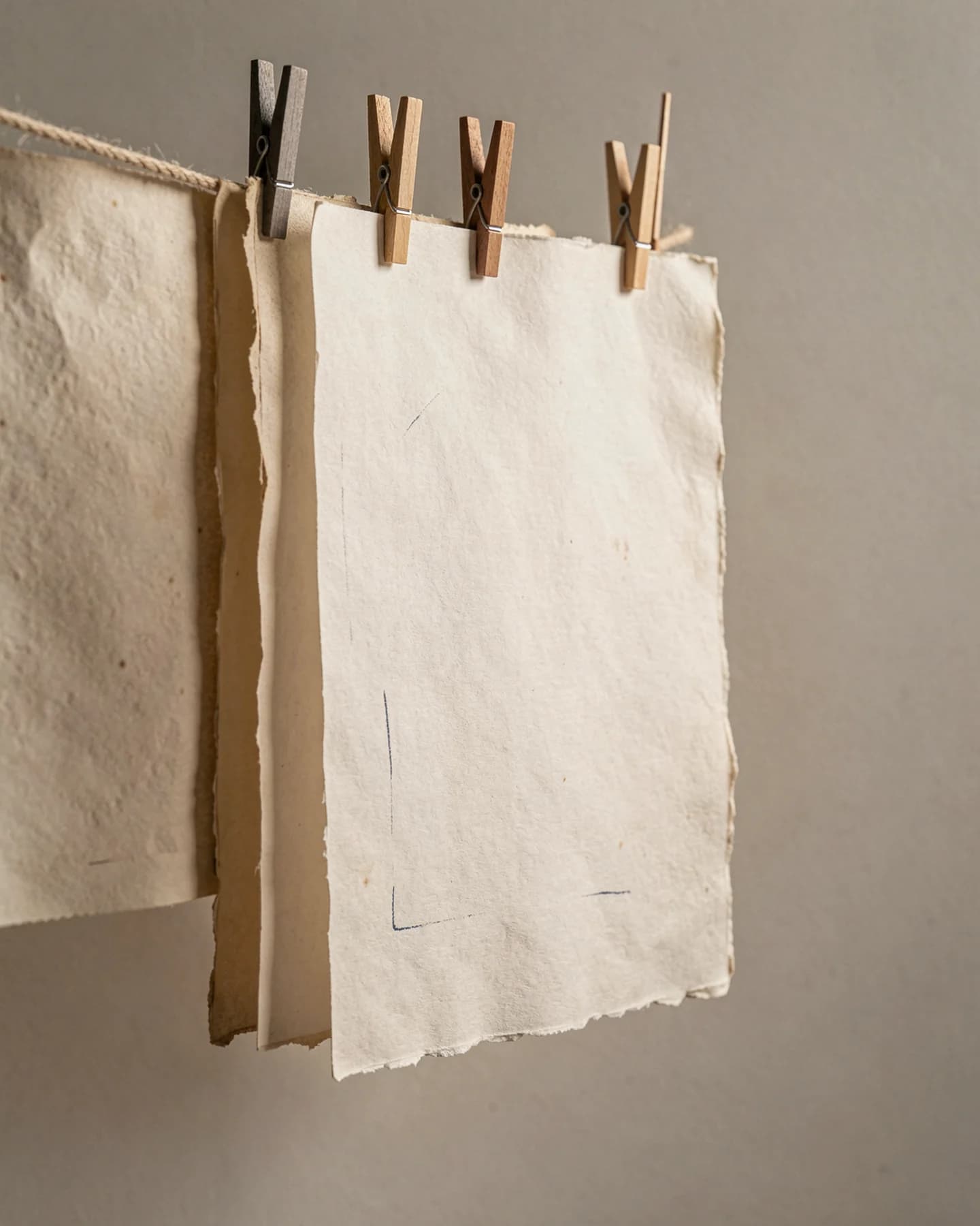Vochtige vellen handgeschept papier aan een drooglijn