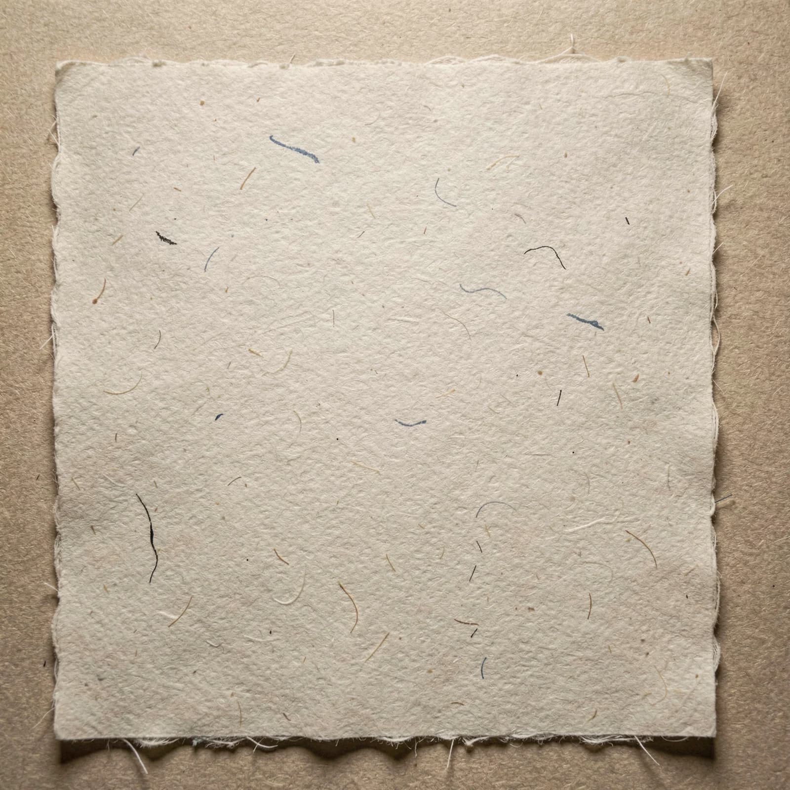 Ruwe vezels en scheprand van handgeschept katoenpapier