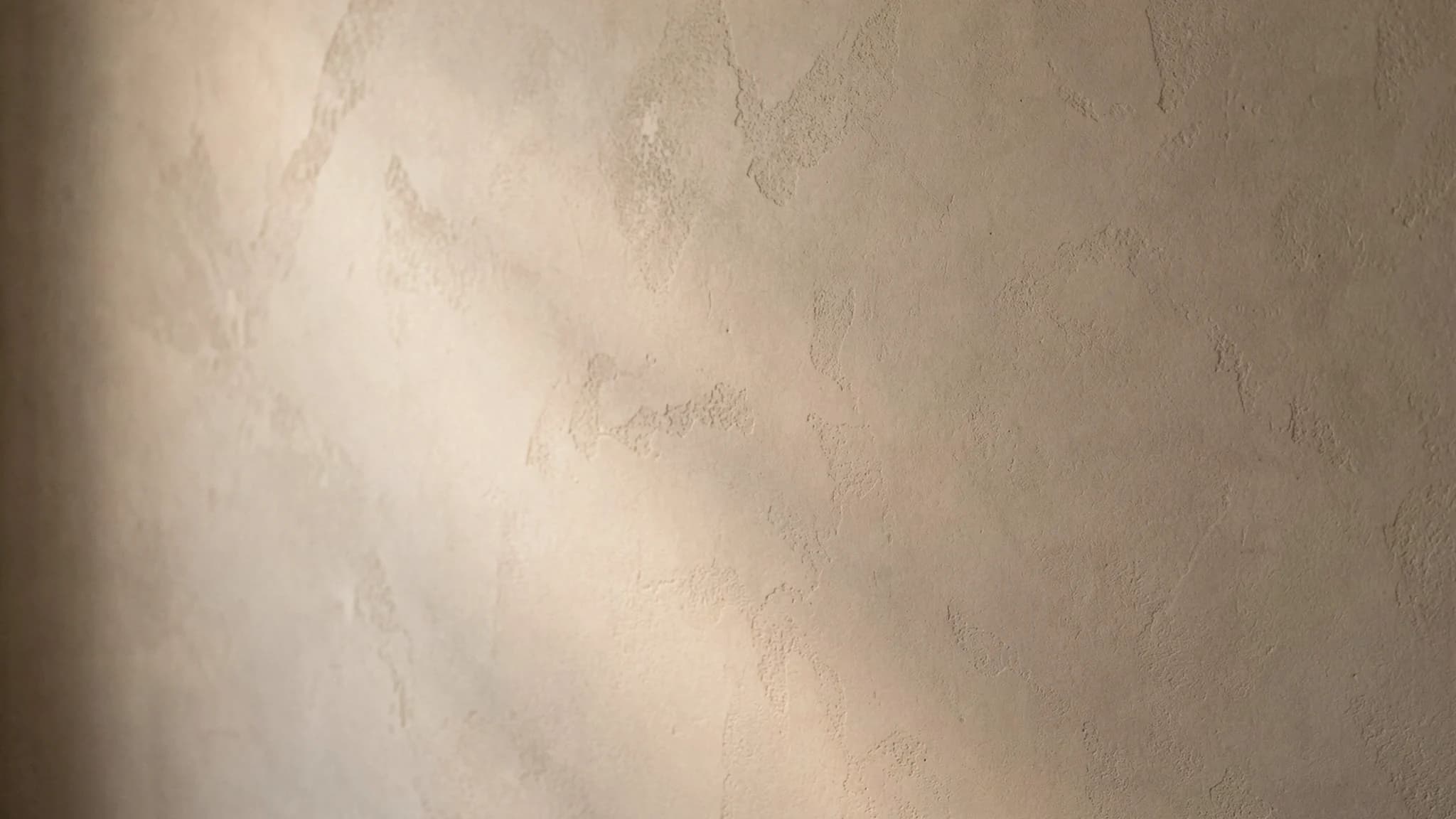 Taupe stucwerk met zacht natuurlijk lichtverloop