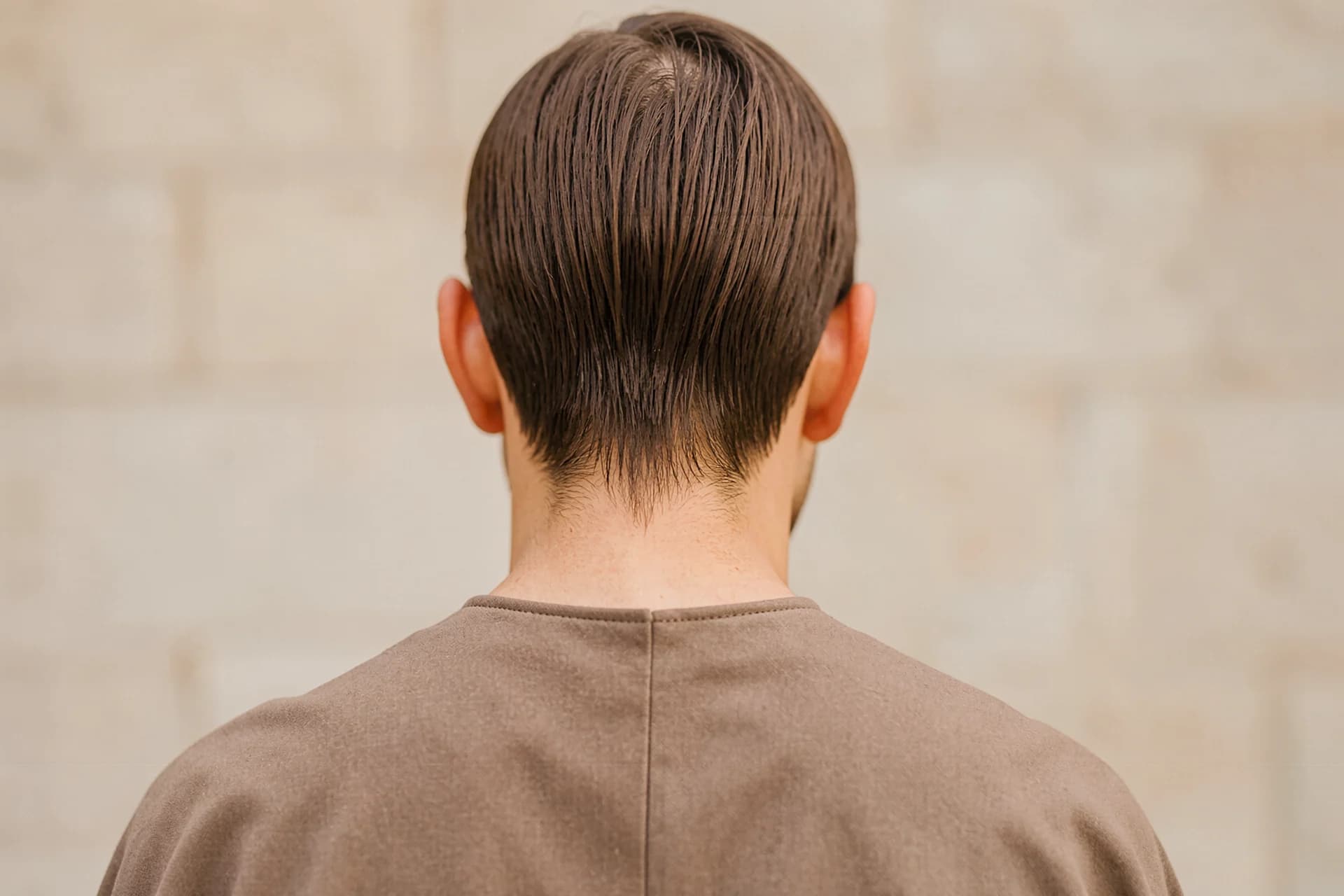 Vers geknipt donker haar langs de neklijn