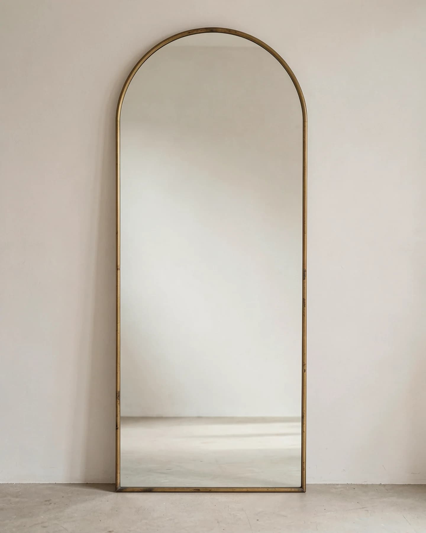 Hoge toogspiegel met slanke messing omlijsting