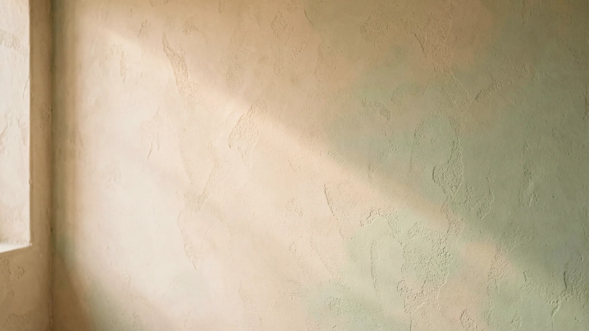 Wand van kalkpleister met zacht daglichtverloop